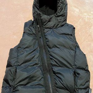 nununu unisex  black down vest (size 3-4)